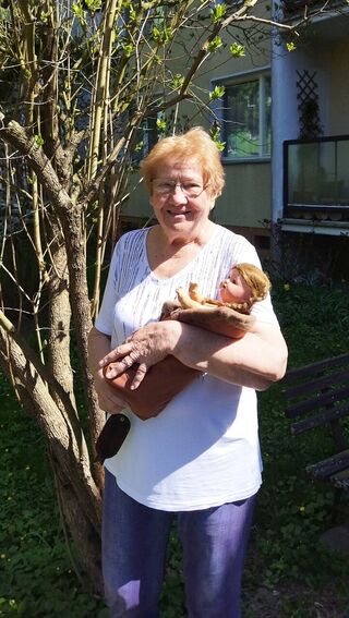 Marianna Pevná se svou dětskou panenkou, s níž v květnu 1945 stála na kraji silnice a kolem létaly kulky z útočícího sovětského letounu. 